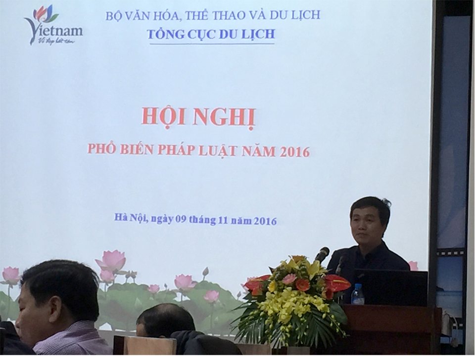 Phó Vụ trưởng Vụ Pháp chế Bộ Văn hóa, Thể thao và Du lịch Lê Thanh Liêm trình bày tại hội nghị